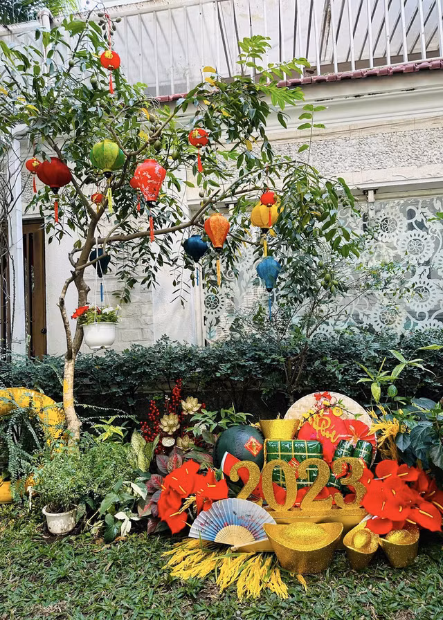 Vy Oanh khoe biet thu long lay sac hoa nhung ngay dau Xuan-Hinh-6