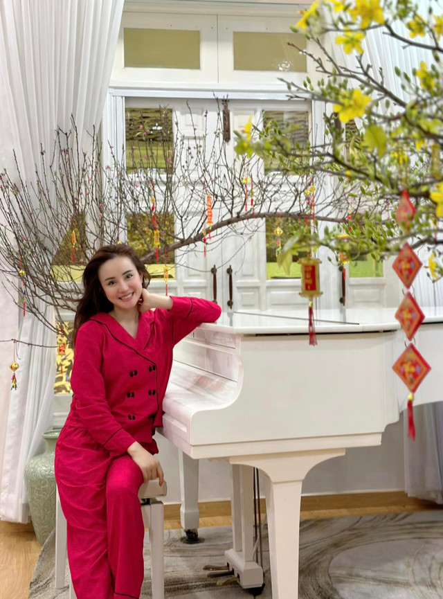 Vy Oanh khoe biệt thự lộng lẫy sắc hoa những ngày đầu Xuân Vy Oanh khoe biet thu long lay sac hoa nhung ngay dau Xuan