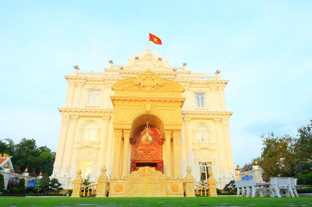 Bên trong dinh thự Lang Truyền dát vàng của đại gia Tây đô - Hình 3 Ben trong dinh thu Lang Truyen dat vang cua dai gia Tay do-Hinh-3