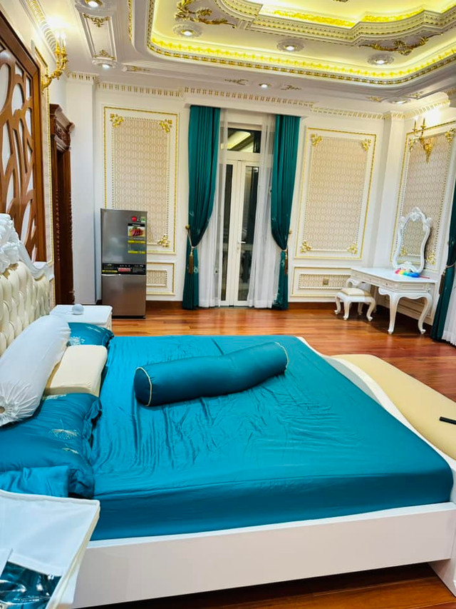 Bên trong dinh thự Lang Truyền dát vàng của đại gia Tây đô - Hình 10 Ben trong dinh thu Lang Truyen dat vang cua dai gia Tay do-Hinh-10