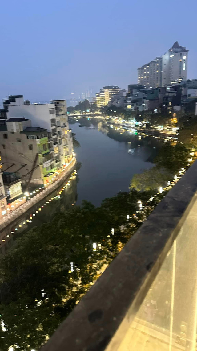 Huỳnh Anh và Bạch Lan Phương khoe nhà mới view ven hồ - Hình 5 Huynh Anh va Bach Lan Phuong khoe nha moi view ven ho-Hinh-5