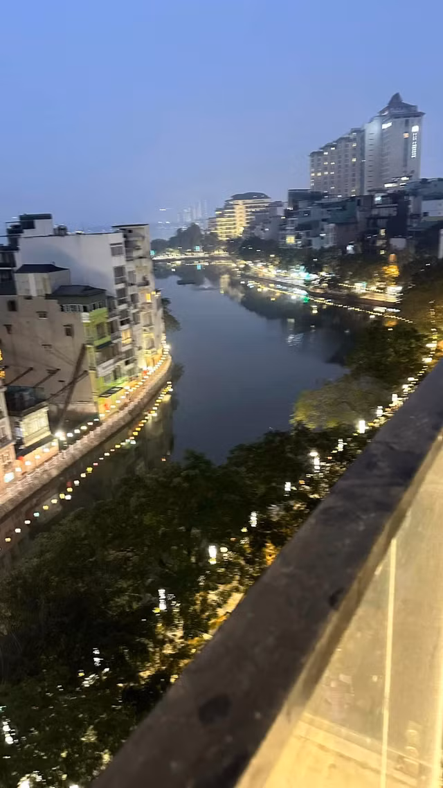 Huynh Anh va Bach Lan Phuong khoe nha moi view ven ho-Hinh-5