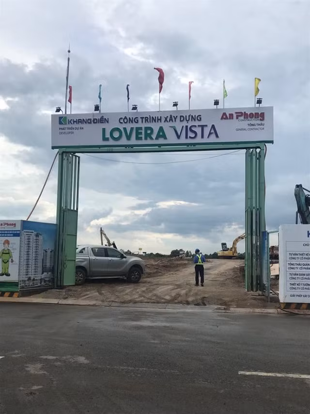 No thue khung, rao ban nha khi chua xong mong: Khang Dien con vuong lum xum nao?