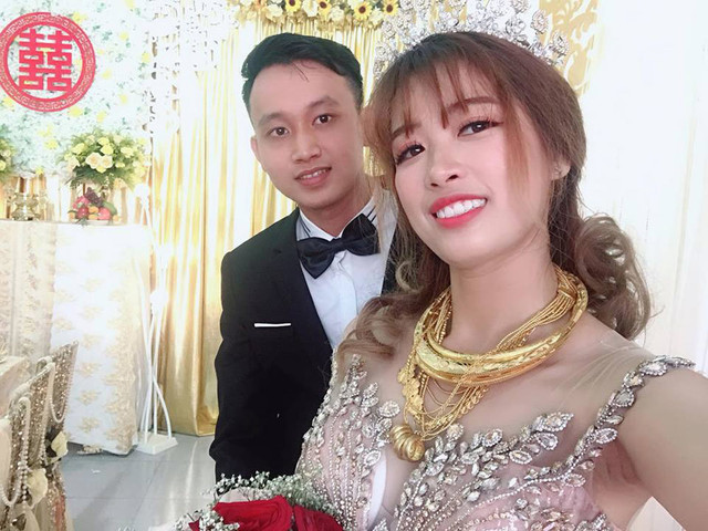 Những đại gia đeo trăm lượng vàng trên người nổi tiếng ở Việt Nam - Hình 14 Nhung dai gia deo tram luong vang tren nguoi noi tieng o Viet Nam-Hinh-14