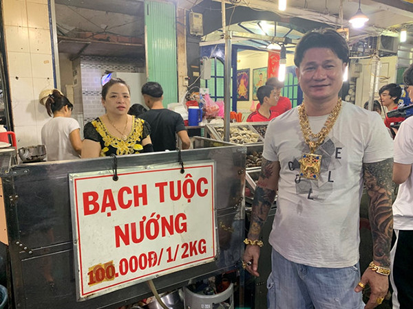 Những đại gia đeo trăm lượng vàng trên người nổi tiếng ở Việt Nam Nhung dai gia deo tram luong vang tren nguoi noi tieng o Viet Nam