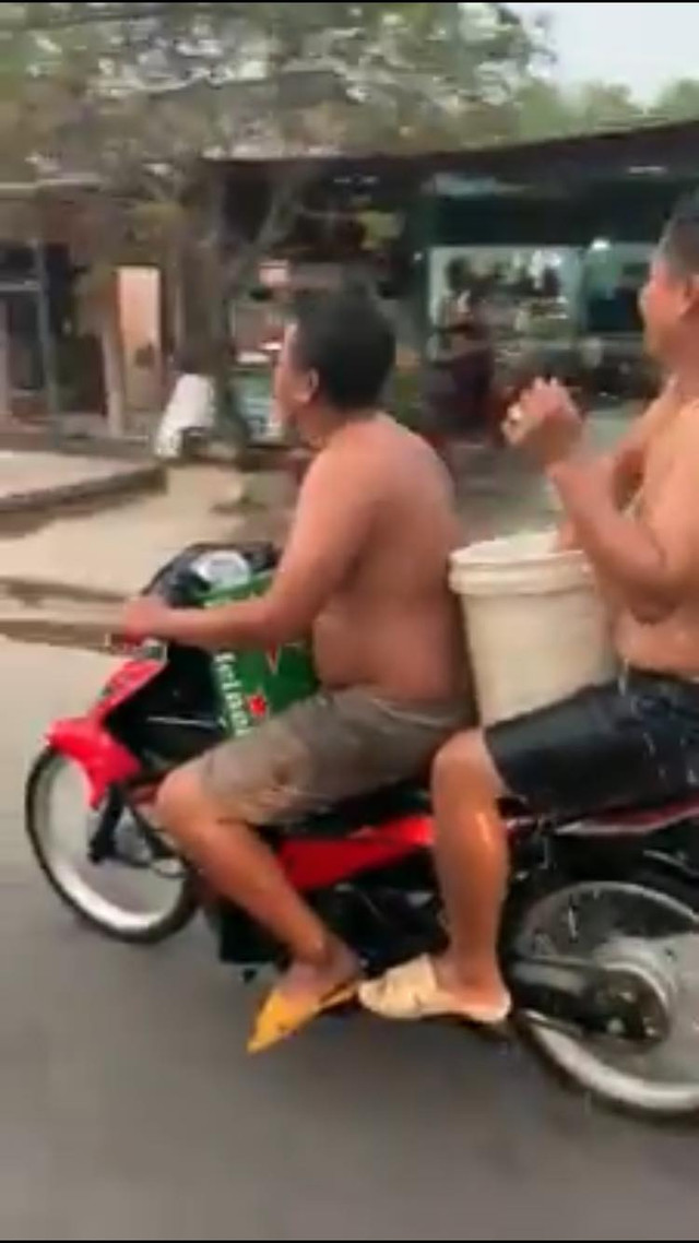 Xử phạt thanh niên vừa chạy xe vừa tắm giữa đường ở Bình Dương Xu phat thanh nien vua chay xe vua tam giua duong o Binh Duong