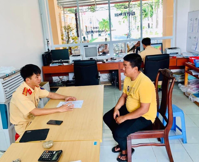 Xử phạt thanh niên vừa chạy xe vừa tắm giữa đường ở Bình Dương - Hình 4 Xu phat thanh nien vua chay xe vua tam giua duong o Binh Duong-Hinh-4