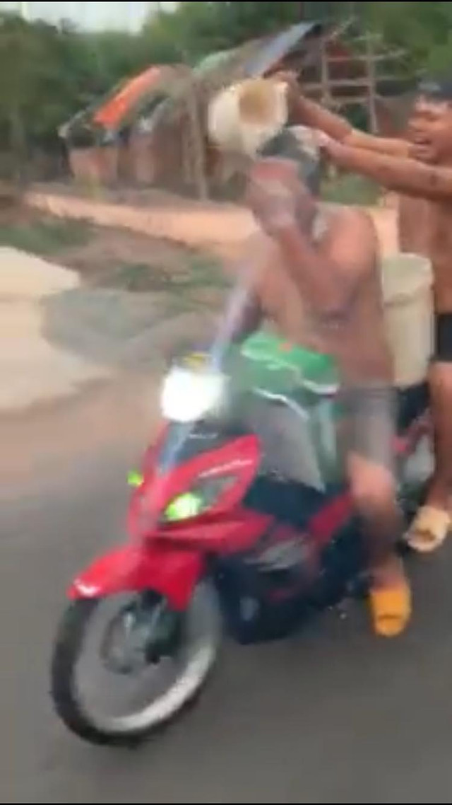 Xử phạt thanh niên vừa chạy xe vừa tắm giữa đường ở Bình Dương - Hình 2 Xu phat thanh nien vua chay xe vua tam giua duong o Binh Duong-Hinh-2