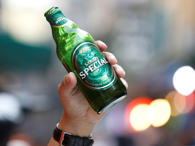 Cổ phiếu SAB cắm đầu giảm, thấp hơn giá lúc chào sàn giữa 2 gọng kìm - Hình 2 Co phieu SAB cam dau giam, thap hon gia luc chao san giua 2 gong kim-Hinh-2