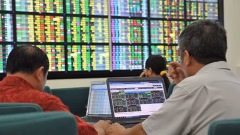 Chung khoan hom nay 17/4: PLX, VCB, FPT duoc khuyen nghi