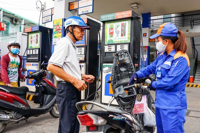 Giảm thuế, phí để giá xăng còn 7.000-8.000 đồng/lít? Giam thue, phi de gia xang con 7.000-8.000 dong/lit?