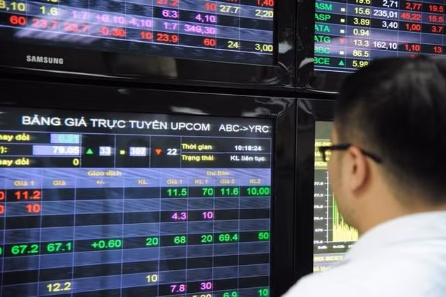 Chung khoan hom nay 3/3: TCB, ACB, PLX la cac co phieu can quan tam