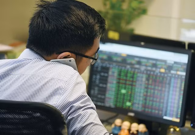 Cong ty quan ly quy dau tu chung khoan Vietcombank dung nguoi chua co chung chi hanh nghe