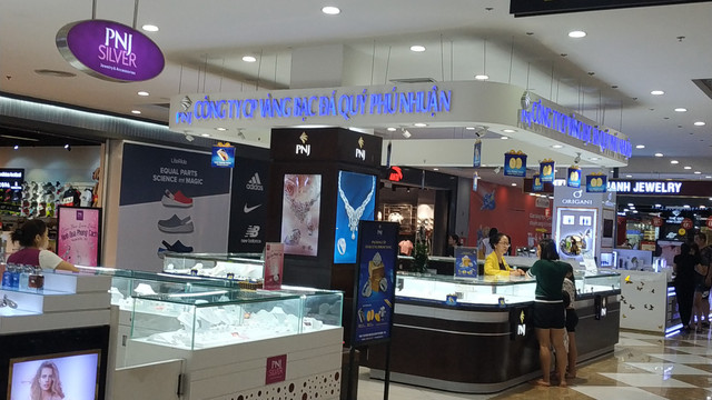 PNJ có lãi tăng nhẹ với 214 tỷ đồng trong quý 3 PNJ co lai tang nhe voi 214 ty dong trong quy 3