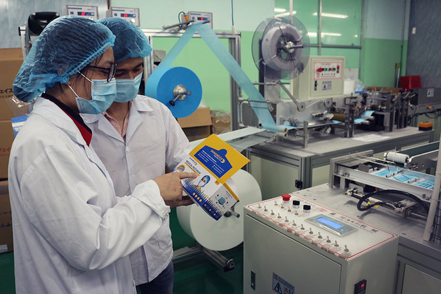 Một công ty bán khẩu trang lãi ròng quý 1 bằng cả năm nhờ COVID-19 Mot cong ty ban khau trang lai rong quy 1 bang ca nam nho COVID-19
