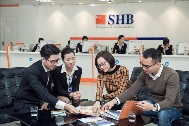 Mặc cho nhóm ngân hàng đỏ lửa, cổ phiếu SHB của bầu Hiển vẫn tăng gần 39% - Hình 2 Mac cho nhom ngan hang do lua, co phieu SHB cua bau Hien van tang gan 39%-Hinh-2
