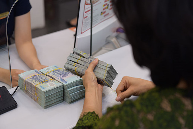 Loạt ngân hàng công bố giảm sâu lãi suất, khách hàng than 'có thấy giảm gì đâu' Loat ngan hang cong bo giam sau lai suat, khach hang than 'co thay giam gi dau'