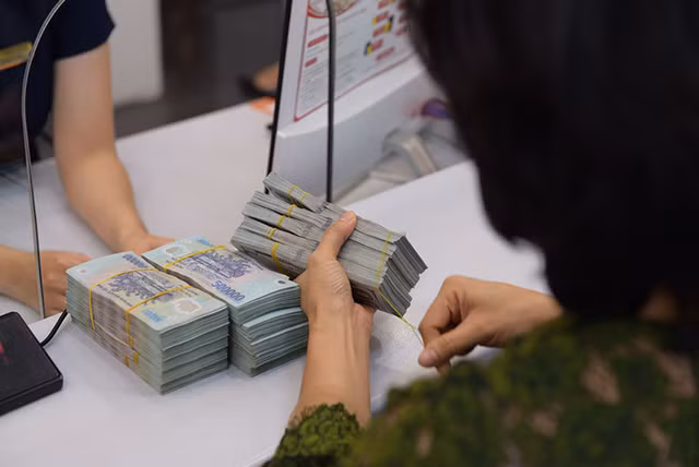 Loat ngan hang cong bo giam sau lai suat, khach hang than 'co thay giam gi dau'