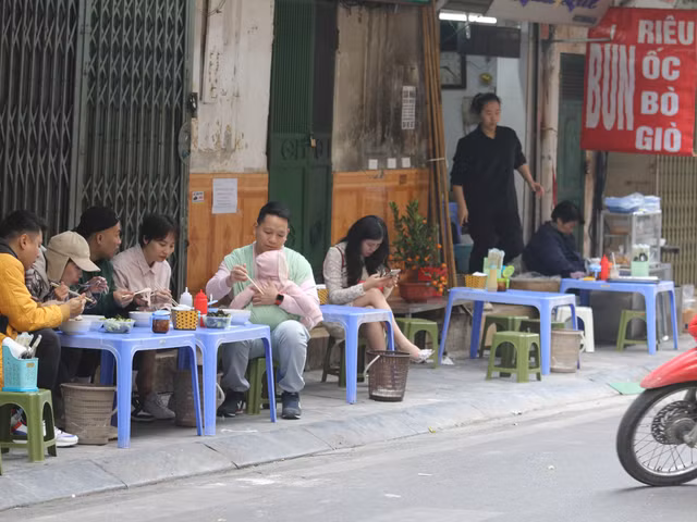 Hang quan mung 1 Tet Quy Mao 2023: Mo cua day du nhung khach vang-Hinh-4