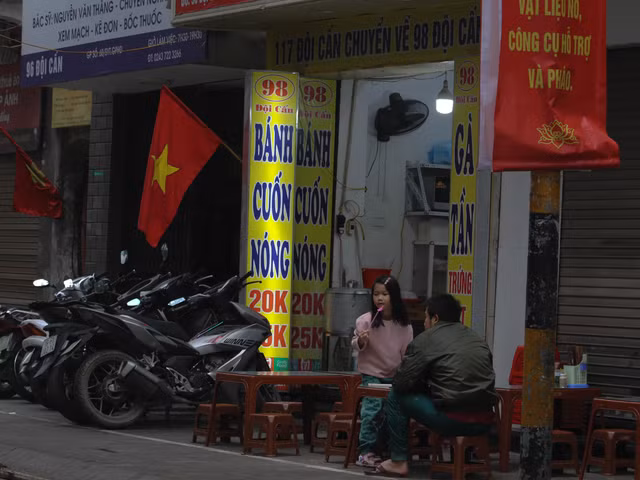 Hang quan mung 1 Tet Quy Mao 2023: Mo cua day du nhung khach vang-Hinh-10