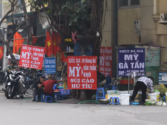 Hang quan mung 1 Tet Quy Mao 2023: Mo cua day du nhung khach vang-Hinh-5