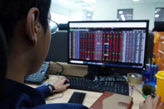 Chứng khoán phiên 24/1: Cổ phiếu được khuyến nghị? Chung khoan phien 24/1: Co phieu duoc khuyen nghi?
