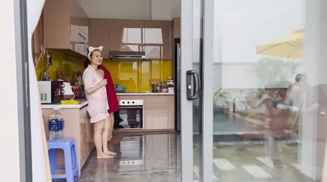 Ngẩn ngơ với biệt thự nhà vườn 600m2 mướt mát gần 10 tỷ của Lê Giang - Hình 12 Ngan ngo voi biet thu nha vuon 600m2 muot mat gan 10 ty cua Le Giang-Hinh-12