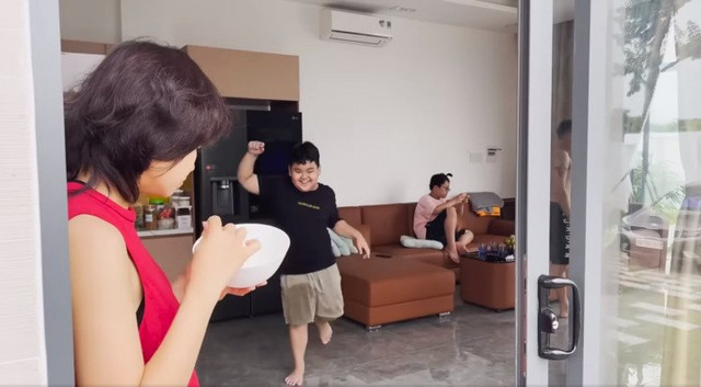 Ngẩn ngơ với biệt thự nhà vườn 600m2 mướt mát gần 10 tỷ của Lê Giang - Hình 11 Ngan ngo voi biet thu nha vuon 600m2 muot mat gan 10 ty cua Le Giang-Hinh-11