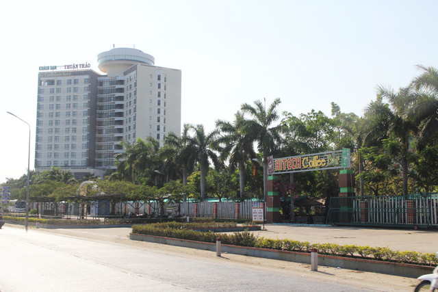 Khách sạn Cendeluxe của Thuận Thảo bị ngân hàng siết nợ có gì đặc biệt? Khach san Cendeluxe cua Thuan Thao bi ngan hang siet no co gi dac biet?