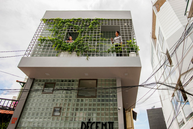 Nha trong hem ngap anh sang nho mat tien thiet ke doc la-Hinh-3