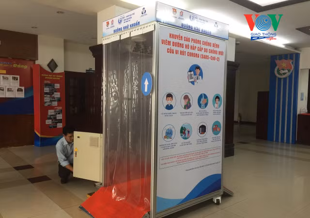 Chống Covid-19, buồng khử khuẩn toàn thân có giá bao nhiêu? Chong Covid-19, buong khu khuan toan than co gia bao nhieu?