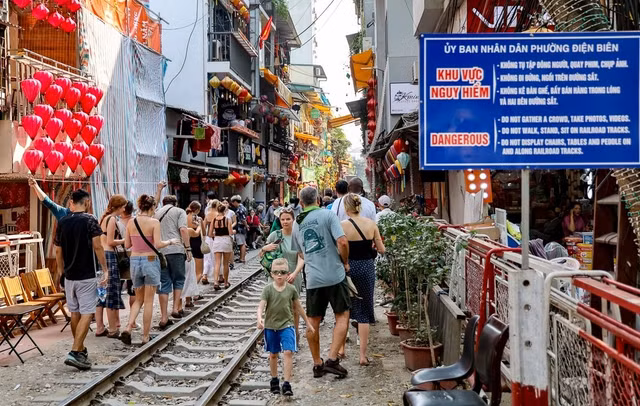 Yeu cau khong gioi thieu tour den khu ca phe duong tau o Ha Noi