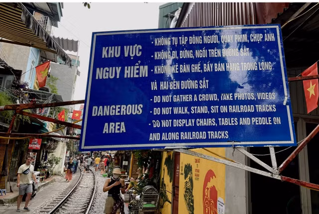 Yeu cau khong gioi thieu tour den khu ca phe duong tau o Ha Noi-Hinh-2