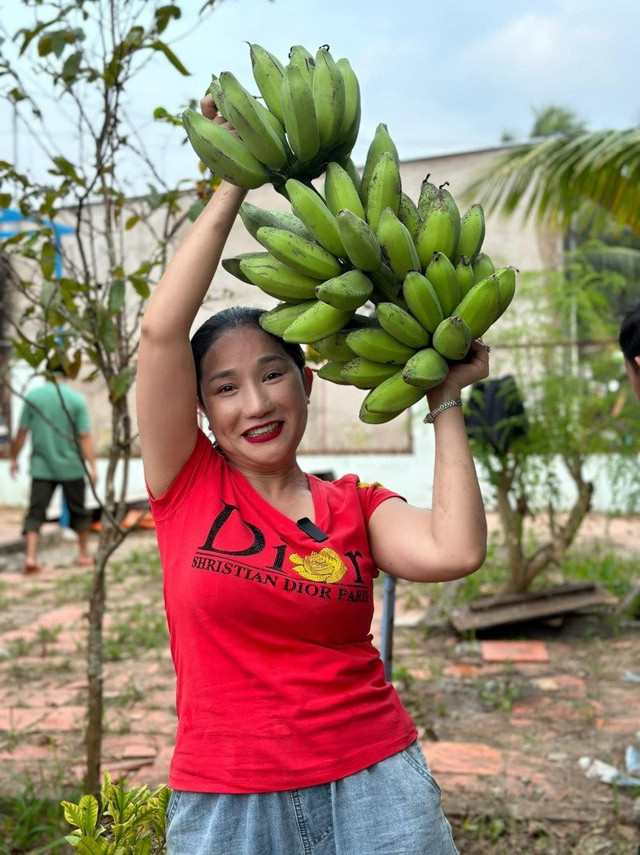 Đi xem vườn cây 600 m2 sum suê trái của MC Cát Tường - Hình 12 Di xem vuon cay 600 m2 sum sue trai cua MC Cat Tuong-Hinh-12