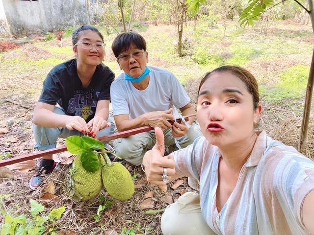 Đi xem vườn cây 600 m2 sum suê trái của MC Cát Tường - Hình 10 Di xem vuon cay 600 m2 sum sue trai cua MC Cat Tuong-Hinh-10