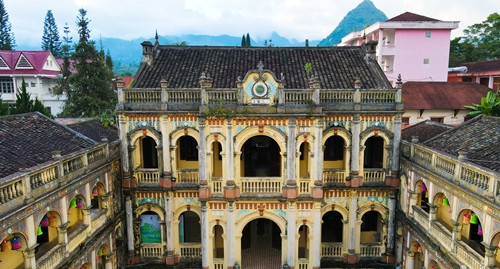 Cận cảnh dinh thự cổ 10.000m2 xa hoa bậc nhất một thời vùng Tây Bắc Can canh dinh thu co 10.000m2 xa hoa bac nhat mot thoi vung Tay Bac