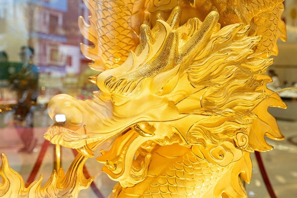 Loạt tượng rồng dát vàng 9999 được tung ra ngày Thần Tài - Hình 5 Loat tuong rong dat vang 9999 duoc tung ra ngay Than Tai-Hinh-5