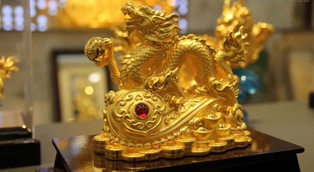 Loạt tượng rồng dát vàng 9999 được tung ra ngày Thần Tài - Hình 8 Loat tuong rong dat vang 9999 duoc tung ra ngay Than Tai-Hinh-8