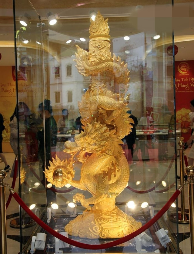 Loạt tượng rồng dát vàng 9999 được tung ra ngày Thần Tài - Hình 2 Loat tuong rong dat vang 9999 duoc tung ra ngay Than Tai-Hinh-2