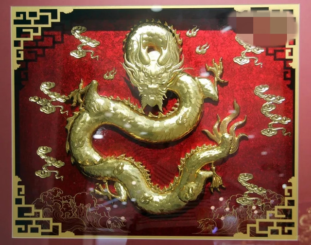 Loạt tượng rồng dát vàng 9999 được tung ra ngày Thần Tài - Hình 10 Loat tuong rong dat vang 9999 duoc tung ra ngay Than Tai-Hinh-10
