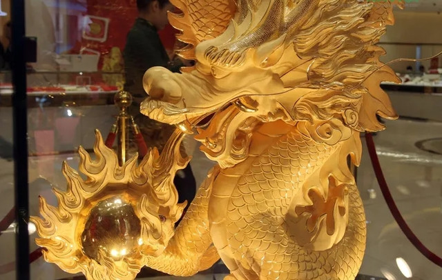 Loạt tượng rồng dát vàng 9999 được tung ra ngày Thần Tài - Hình 4 Loat tuong rong dat vang 9999 duoc tung ra ngay Than Tai-Hinh-4