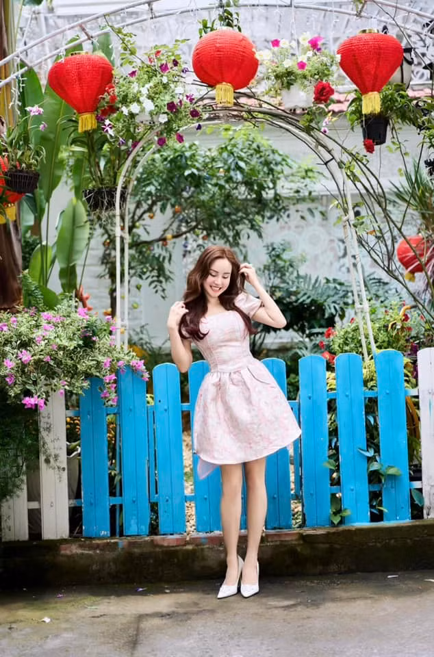 Vi Oanh so huu biet thu day hoa trai