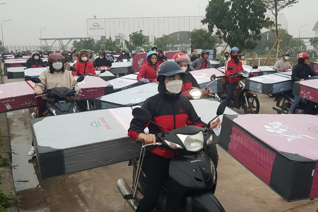 "Cười ra nước mắt" với những kiểu thưởng Tết bằng hiện vật Mới đây, mạng xã hội lan truyền hình ảnh hàng nghìn người lao động của một công ty ở Nam Định tươi cười chở đệm bông về nhà sau giờ làm việc. Ảnh: Công ty may Sông Hồng