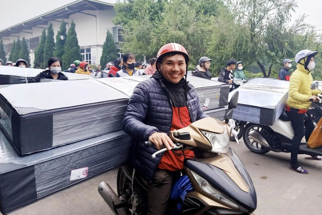 "Cười ra nước mắt" với những kiểu thưởng Tết bằng hiện vật - Hình 2 Được biết, để thưởng Tết Âm lịch Giáp Thìn 2024, mỗi cán bộ công nhân viên ngoài 2 tháng lương thực lĩnh sẽ được thưởng thêm một chiếc đệm bông tinh khiết Sông Hồng. Ảnh: Công ty may Sông Hồng