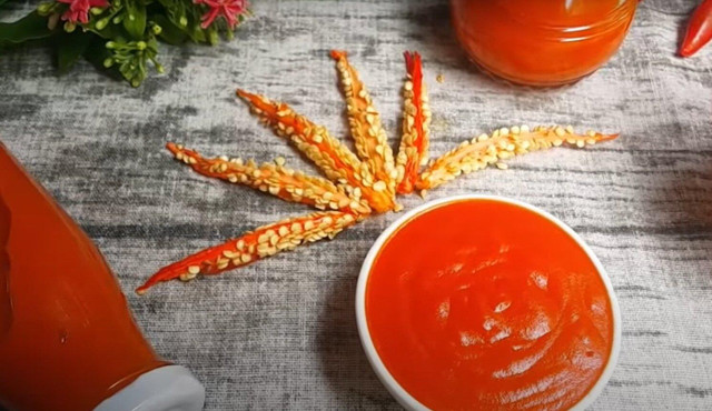 "Cười ra nước mắt" với những kiểu thưởng Tết bằng hiện vật - Hình 9 Nhiều nhân viên bàn nhau, mang thùng tương ớt đem bán cho các tiệm tạp hóa. Ảnh minh họa