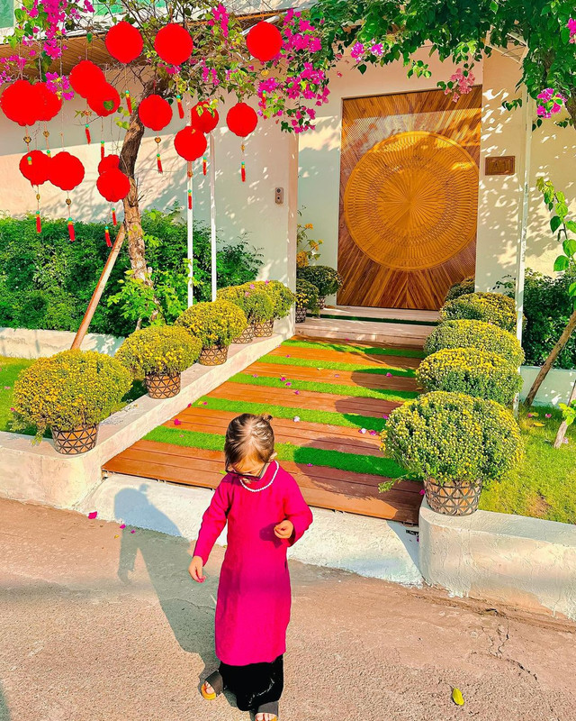 Không gian Tết lộng lẫy của gia đình Hồ Ngọc Hà trong biệt thự 30 tỷ - Hình 9 Khong gian Tet long lay cua gia dinh Ho Ngoc Ha trong biet thu 30 ty-Hinh-9