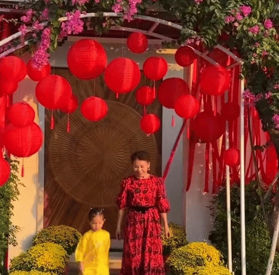 Không gian Tết lộng lẫy của gia đình Hồ Ngọc Hà trong biệt thự 30 tỷ - Hình 2 Khong gian Tet long lay cua gia dinh Ho Ngoc Ha trong biet thu 30 ty-Hinh-2