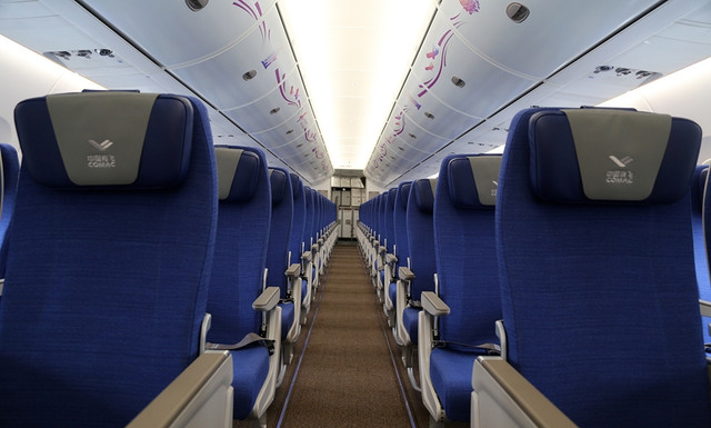 Khám phá bên trong máy bay “made in China” vừa hạ cánh tại Việt Nam - Hình 4 Kham pha ben trong may bay “made in China” vua ha canh tai Viet Nam-Hinh-4