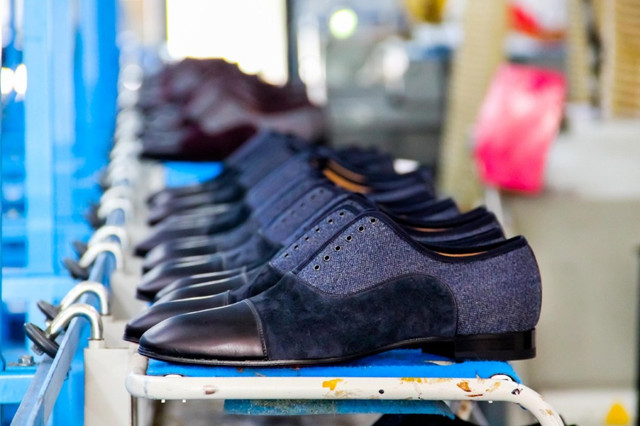 Tận mục quy trình sản xuất giày Christian Louboutin siêu đắt đỏ Tan muc quy trinh san xuat giay Christian Louboutin sieu dat do