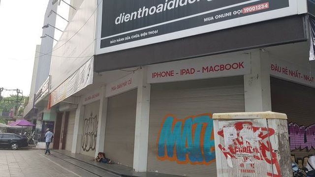 Hiện trạng chuỗi cửa hàng Nhật Cường Mobile 13 ngày sau khi bị khám xét - Hình 2 Hien trang chuoi cua hang Nhat Cuong Mobile 13 ngay sau khi bi kham xet-Hinh-2